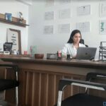 Photo au bureau issue du profil Benass — Jihane Benass